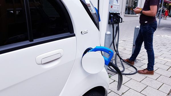 Gdzie najszybciej naładować samochód elektryczny? Przegląd najpopularniejszych ładowarek